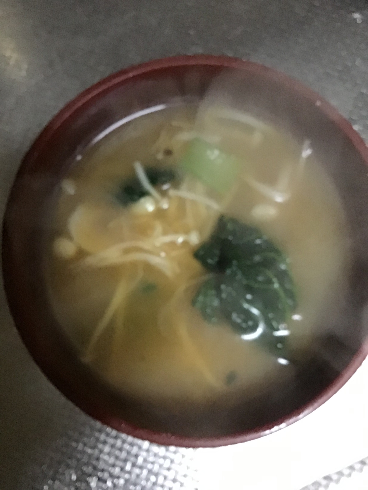 エノキと縮ほうれん草の味噌汁。