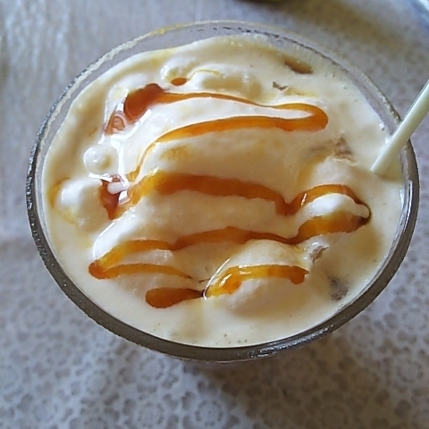 グラスに入れてストローをさした、アイスキャラメルラテ