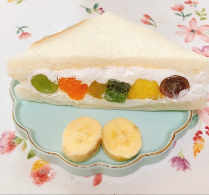 夢シニアさん♡あるフルーツでふわふわフルーツサンドを作りました˚✧₊⁎バナナと一緒にいただきました✧˖°‎^ ̳>< ̳^‪‪♡おやつにぴったりですね。