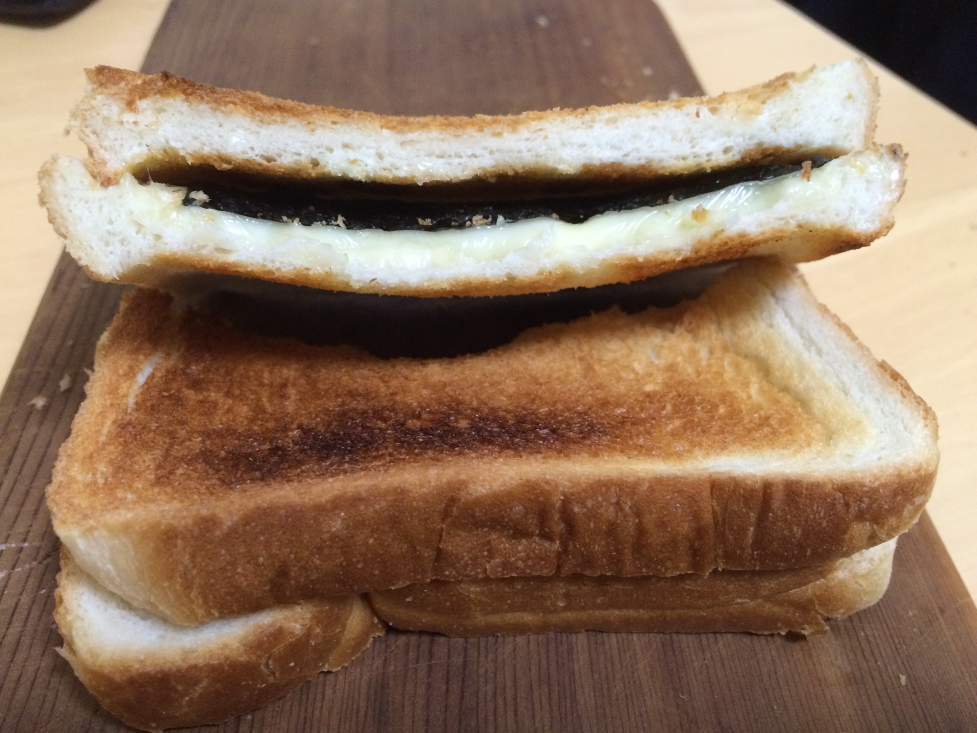 意外といけます！海苔とチーズのホットサンド