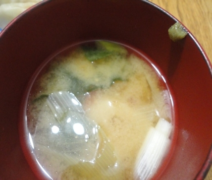リピです♪お鍋の野菜が残って翌日おみそ汁にしたのですが、
だしの素がドバッと入ってしまい(゜ロ)ギョェ
柚子胡椒のおかげで味が締まっておいしく頂けました。感謝☆