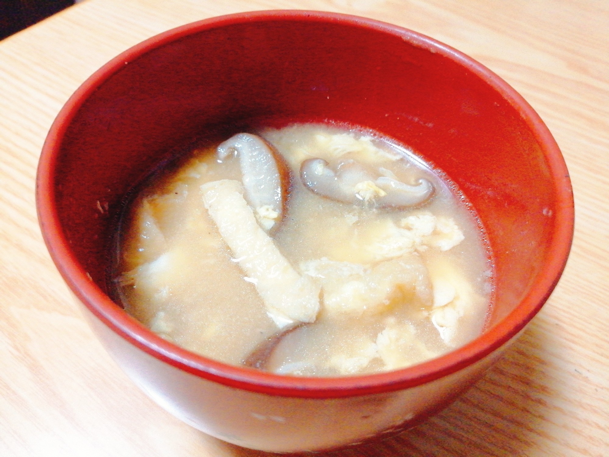 椎茸と油揚げと卵の味噌汁