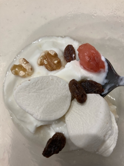美容♪胡桃とプルーンの苺ジャムヨーグルト