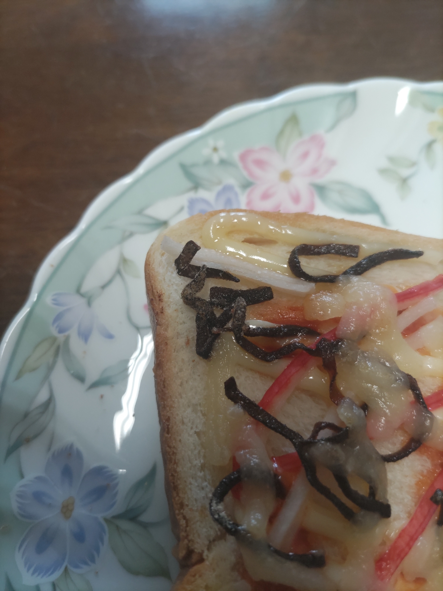 カニカマと塩こんぶのチーズトースト