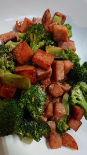 スパムとブロッコリーのガーリック炒め