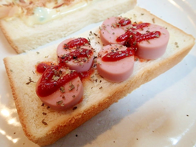 ケチャップで　魚肉ソーセージトースト