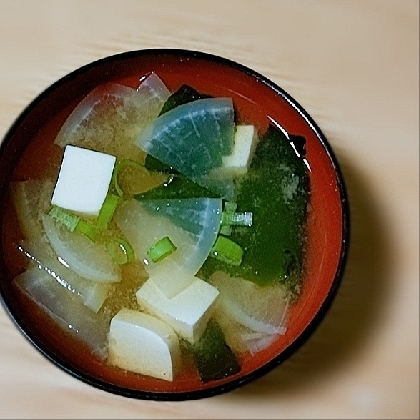 白味噌で☆豆腐と大根とわかめとネギのお味噌汁