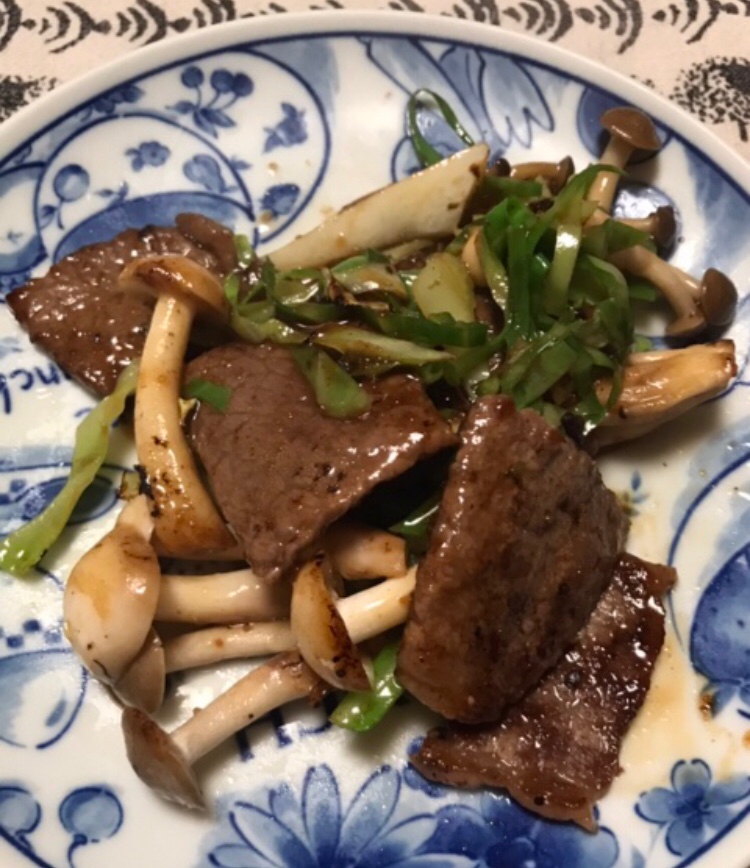 牛もも肉としめじ、キャベツの炒め物