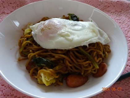 小松菜と長ねぎで肉なし焼きそば　☆　目玉焼きのせ