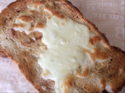 ピザ用チーズでお邪魔しますm(__)m毎日食べるトーストですが自分では思いつかない組み合わせを発見です♪マヨ効果でコクうま酸っぱさもなくて美味しかったです♡
