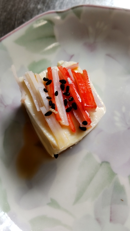 カニカマと黒すりごまのレモン醤油冷奴
