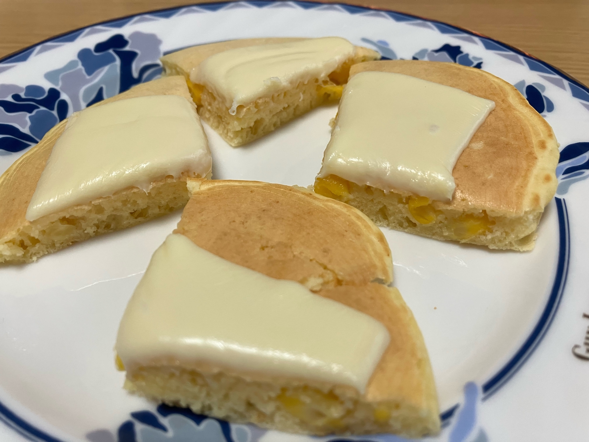 おやつに！濃厚ホットケーキのチーズかけ♪