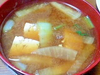 大根とチンゲン菜と豆腐の赤味噌汁