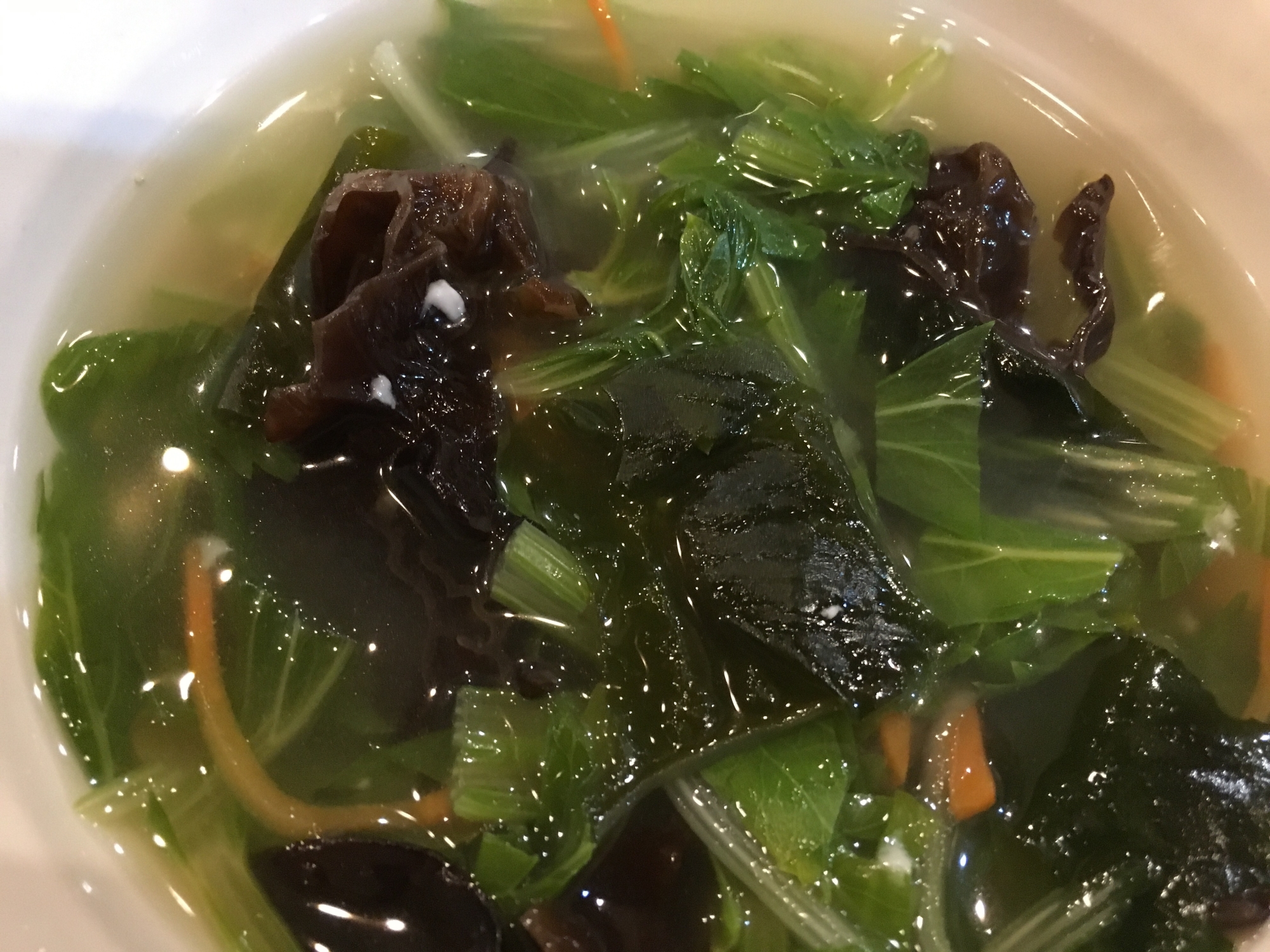 青梗菜とにんじんとわかめとキクラゲのスープ