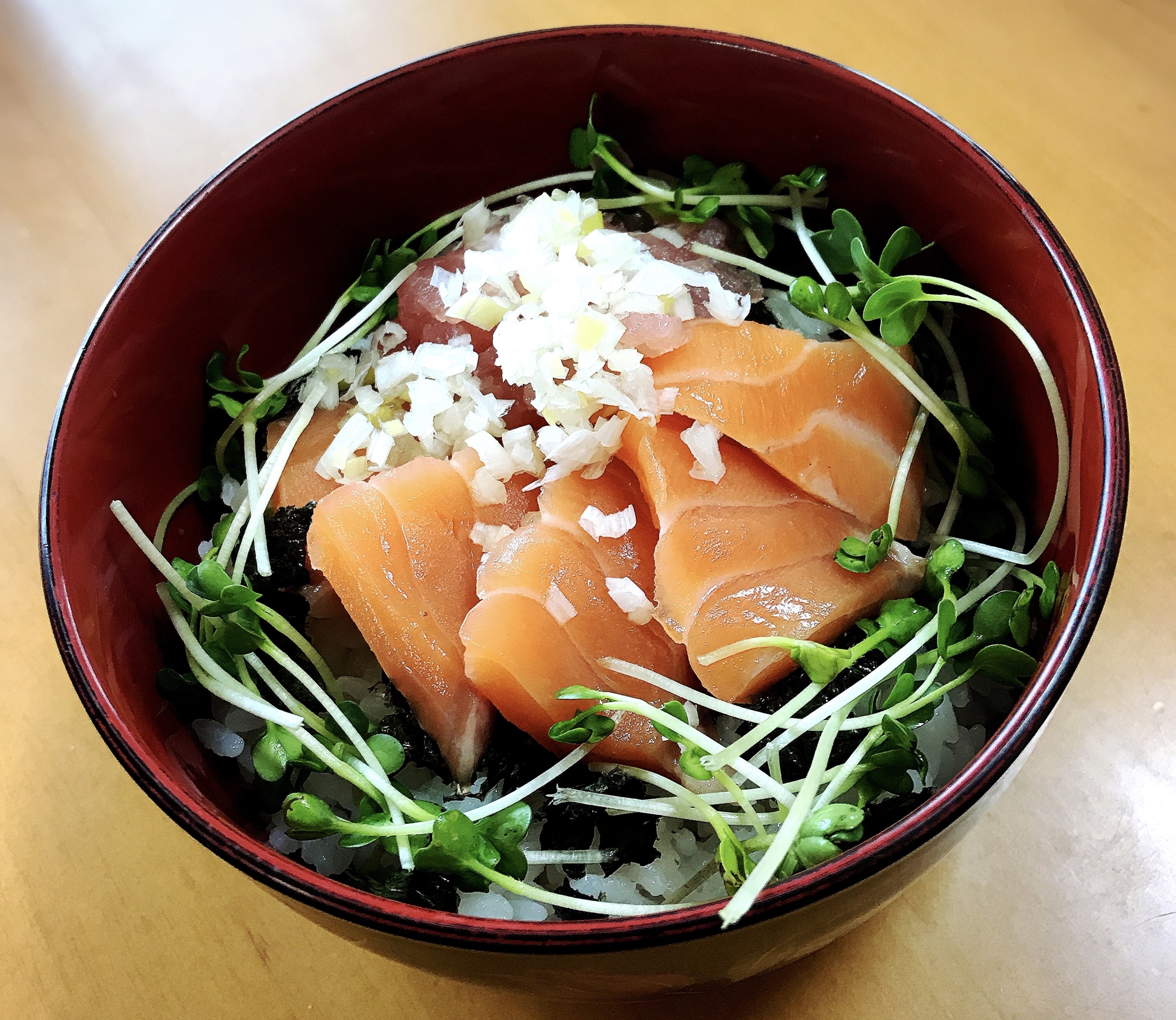 サーモンネギトロ丼