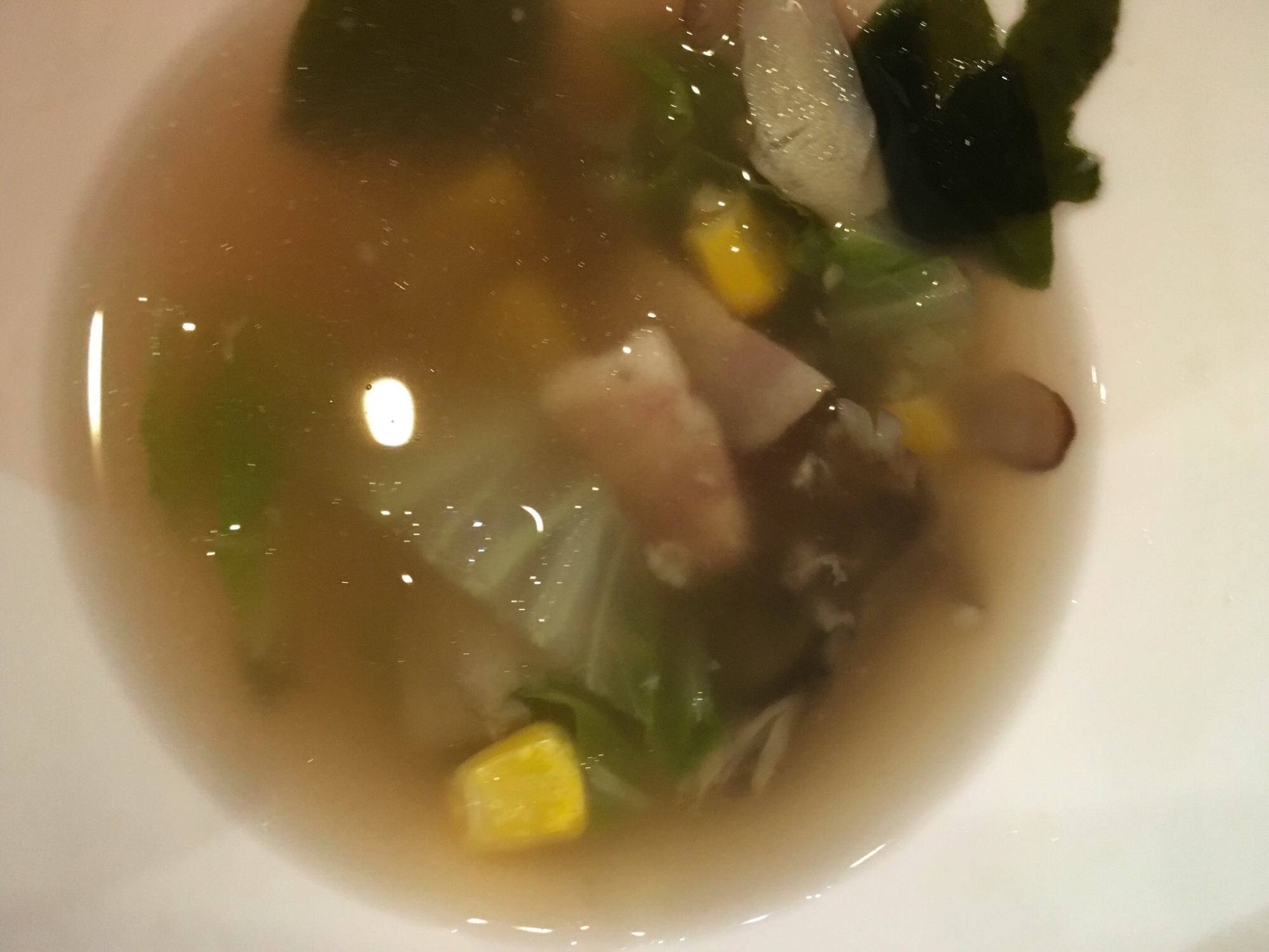 舞茸と白菜とわかめとコーンとベーコンのスープ