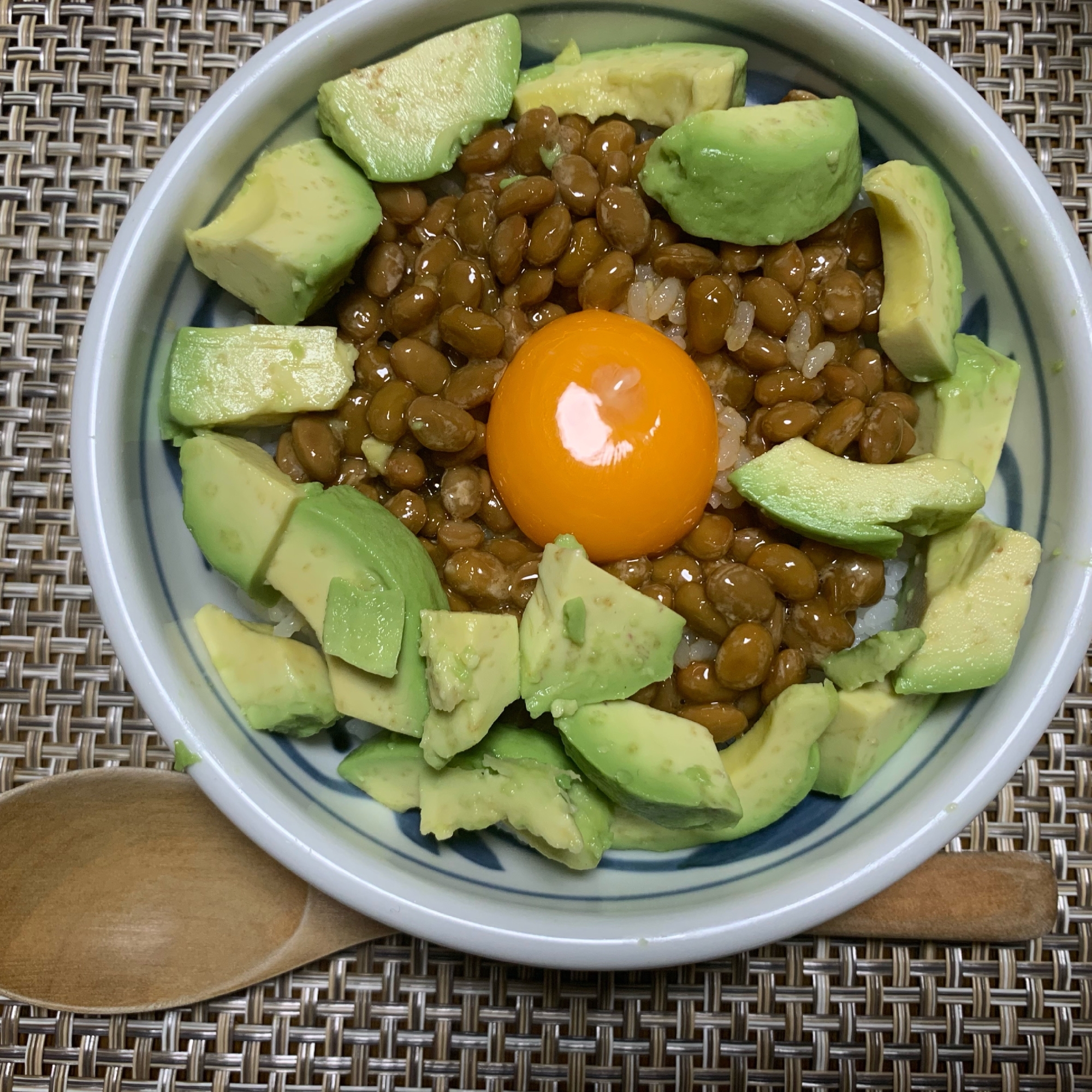 1分でできる!定番アボカド納豆丼