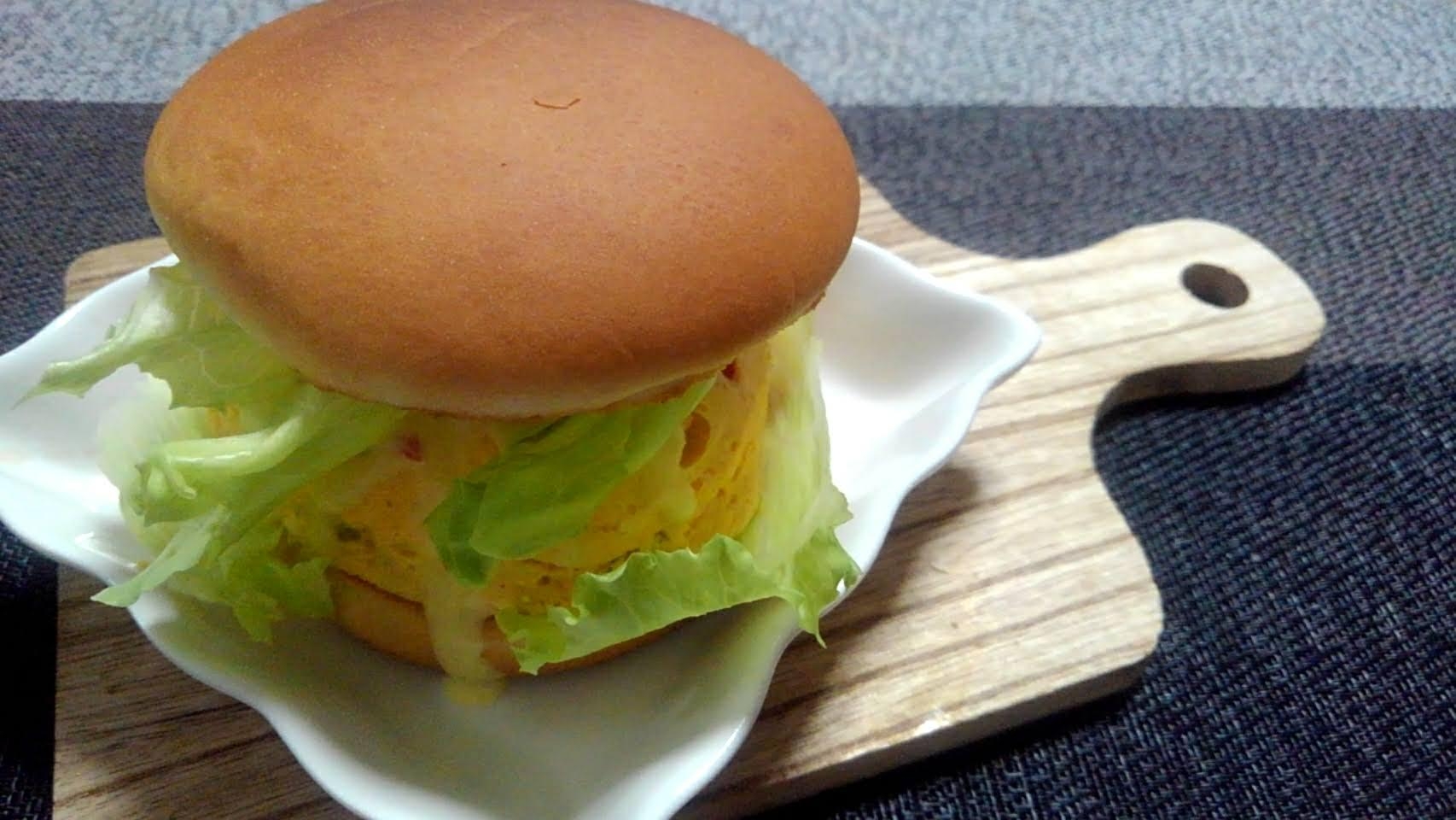 食感ゆたかなセロリとカニカマオムレツレタスバーガー