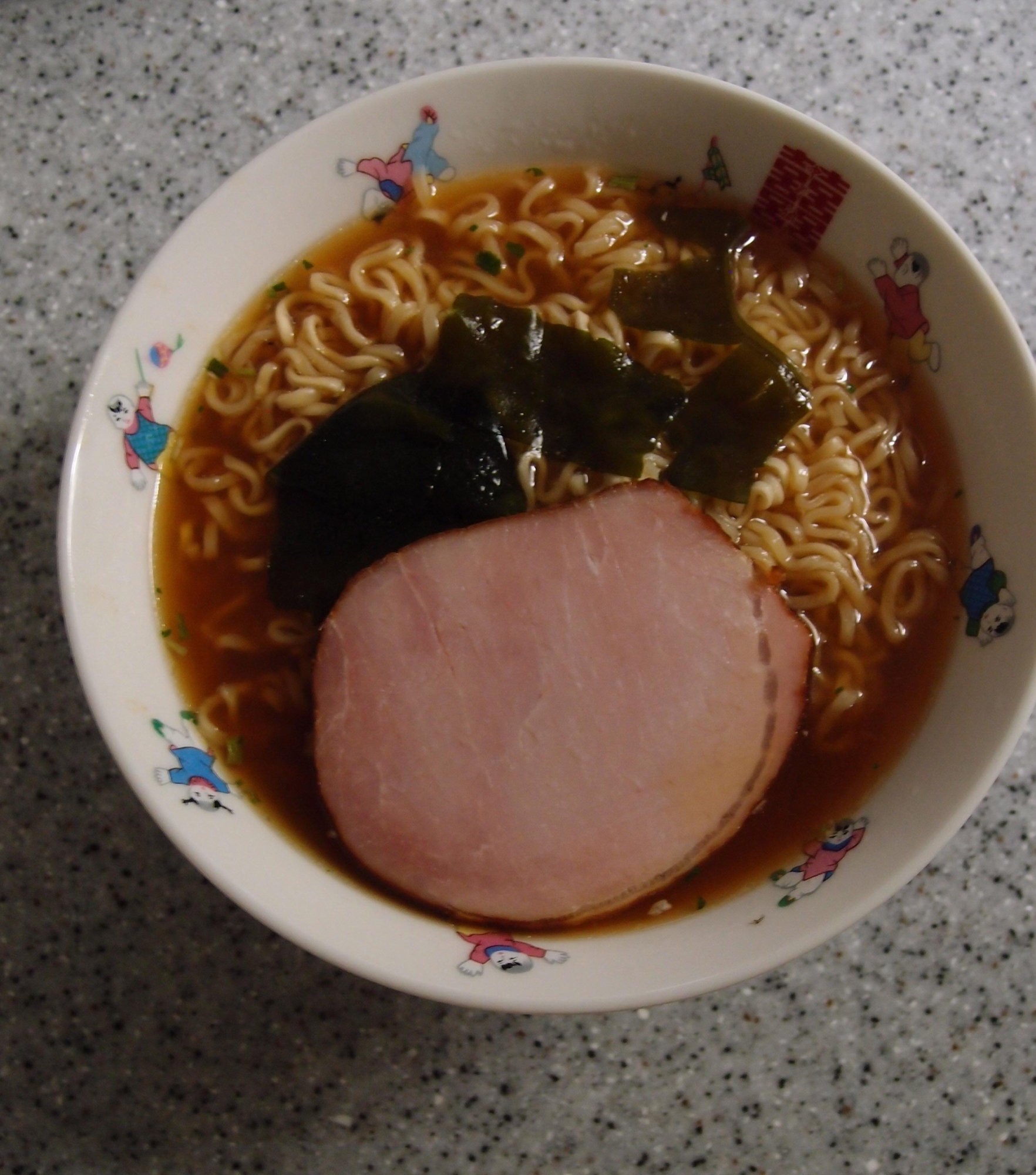 厚切りロースハムとワカメの醤油ラーメン