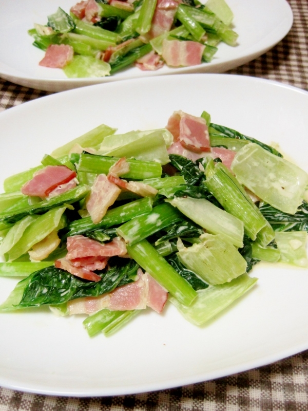 白い皿に盛り付けられたターサイとベーコンのマヨ炒め