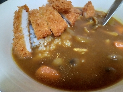 カツカレー、揚げたてのカツにトロっとカレーをかけて