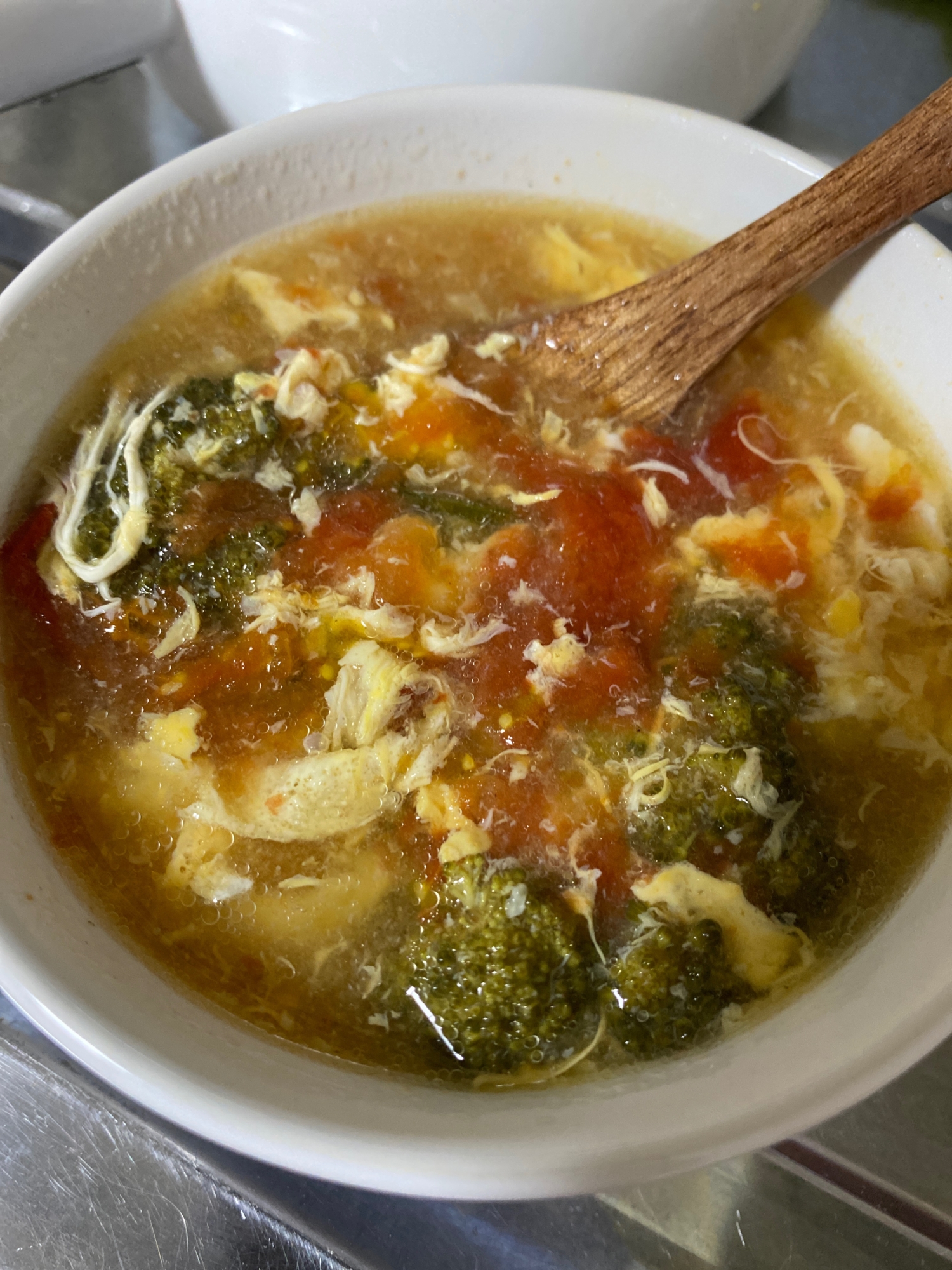簡単トマトとブロッコリーと卵のサンラータン風スープ
