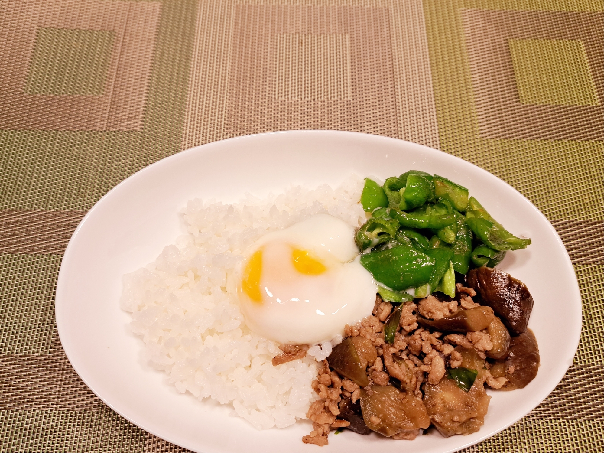 なすの ひき肉炒め、ピーマンソテーのランチプレート