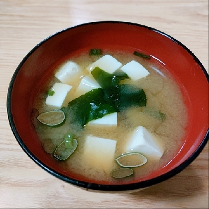 鰹だしの素で♪絹ごし豆腐わかめのお味噌汁✧˖°