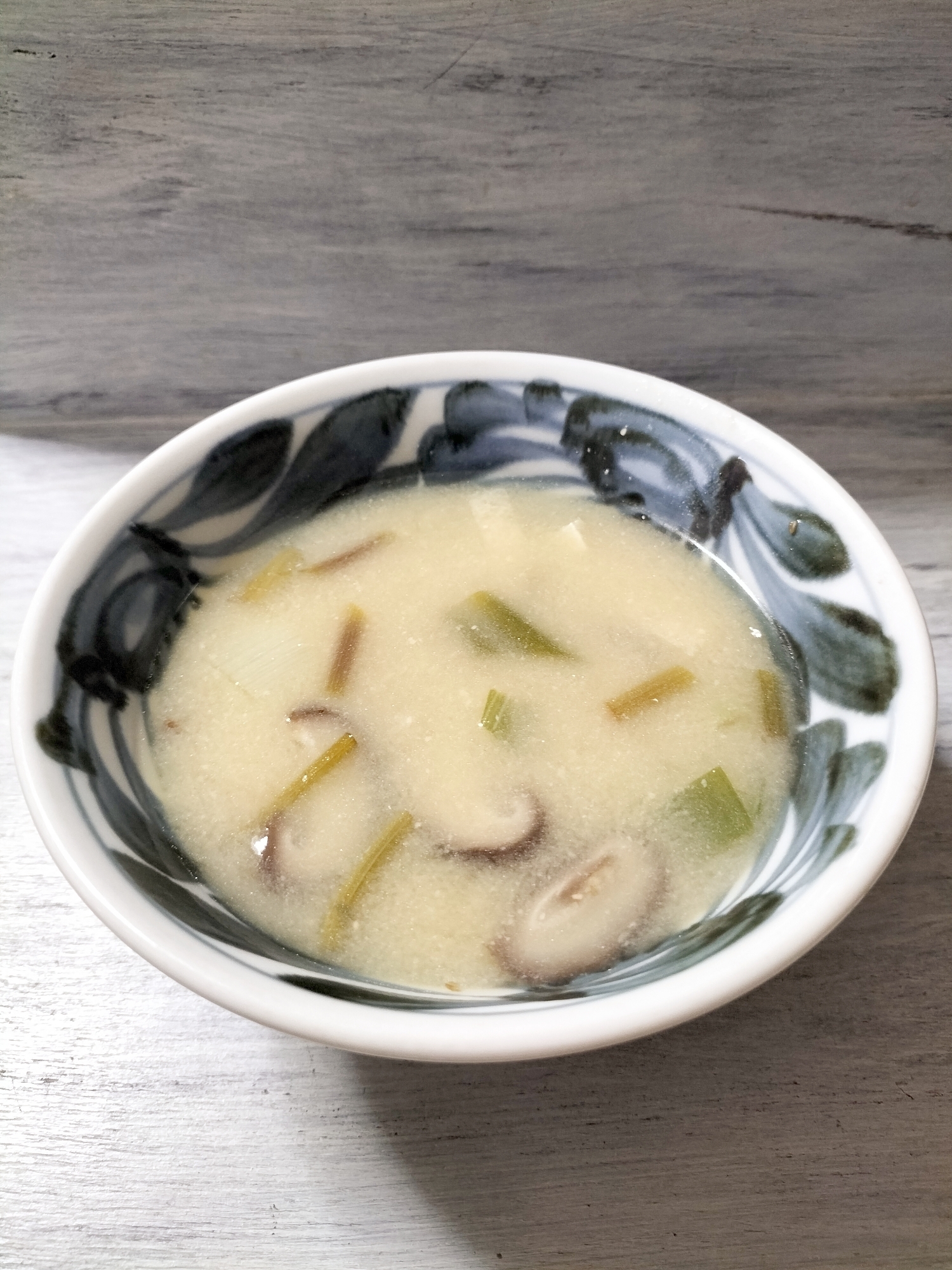 椎茸とセリと油揚げのお味噌汁