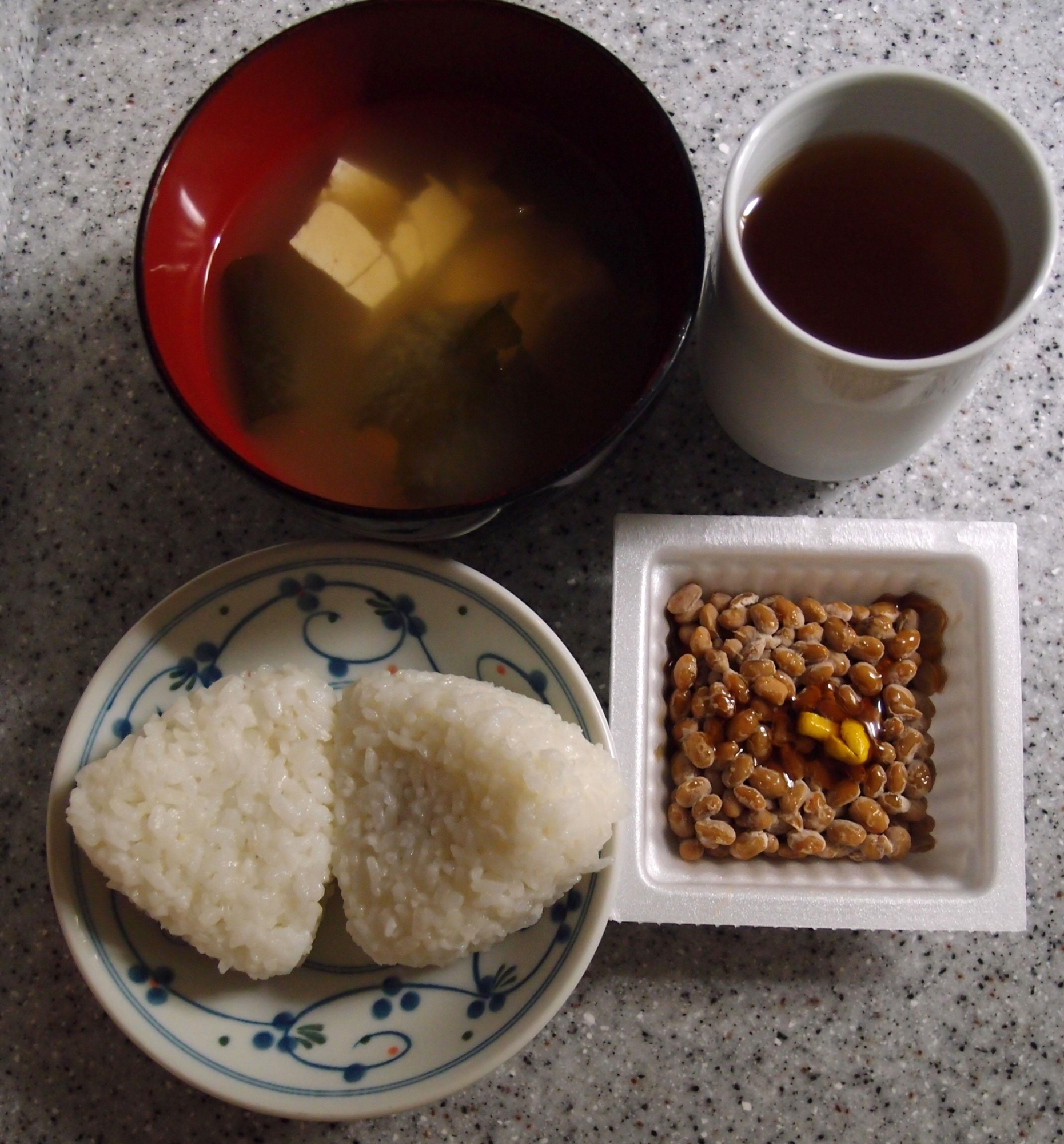 おにぎりとお味噌汁と納豆と温かい焙じ茶でお昼ご飯