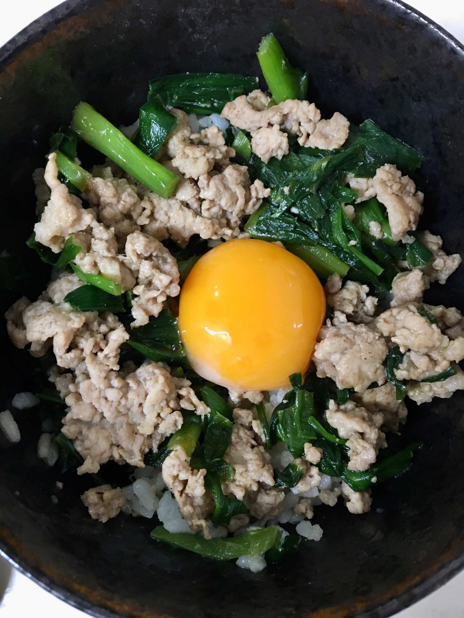 ニラと豚挽肉の丼ぶり、簡単でもしっかり食べたい時！