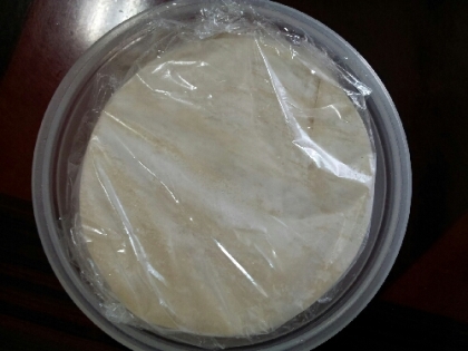 韓国では餃子の皮は基本冷凍。解凍したら使い切らねばならず、とっても不便(＞G＜)。
旧正月に合わせてか冷蔵コーナーで発見!!小分け冷凍しました。
