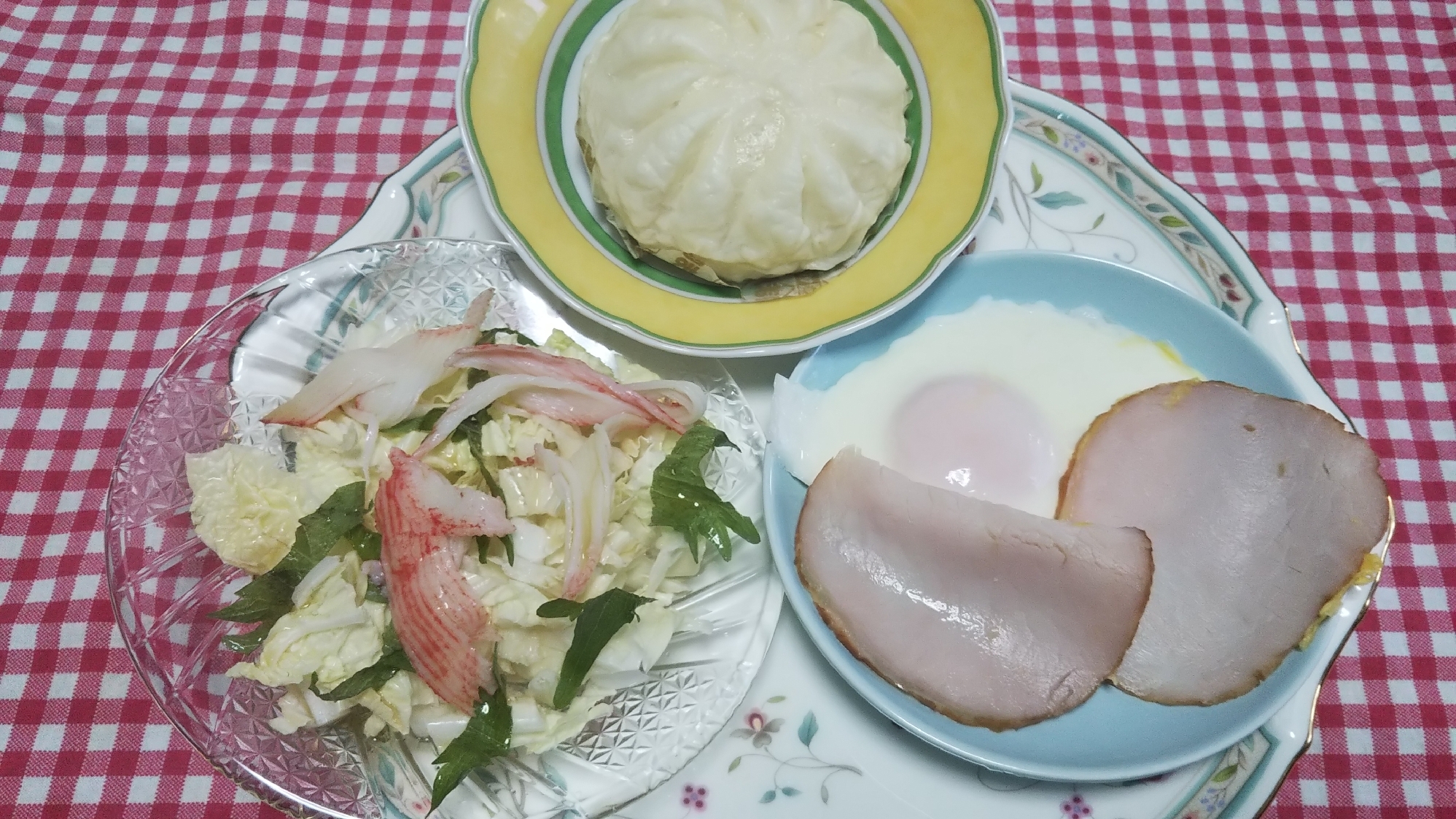 白菜と蟹カマサラダと肉まんとハムエッグのランチ★