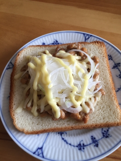 シャキシャキの玉ねぎがおいしい！納豆トースト♪