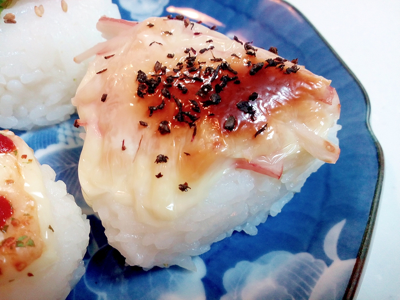 かにかまとチーズとゆかりの焼きおにぎり