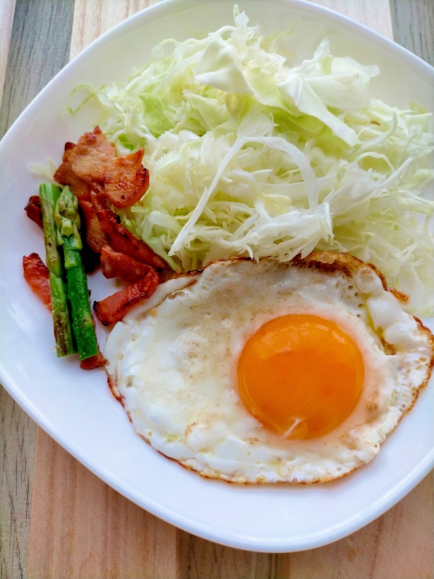 今日の朝食!アスパラベーコンと目玉焼き