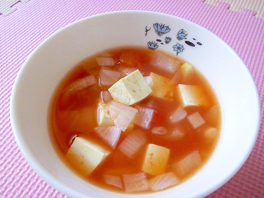 簡単♪優しい美味しさ♪新玉ねぎと豆腐のトマトスープ
