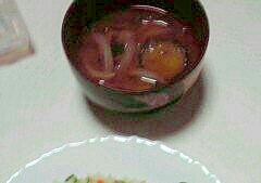 ナスと玉ねぎの赤だしの味噌汁