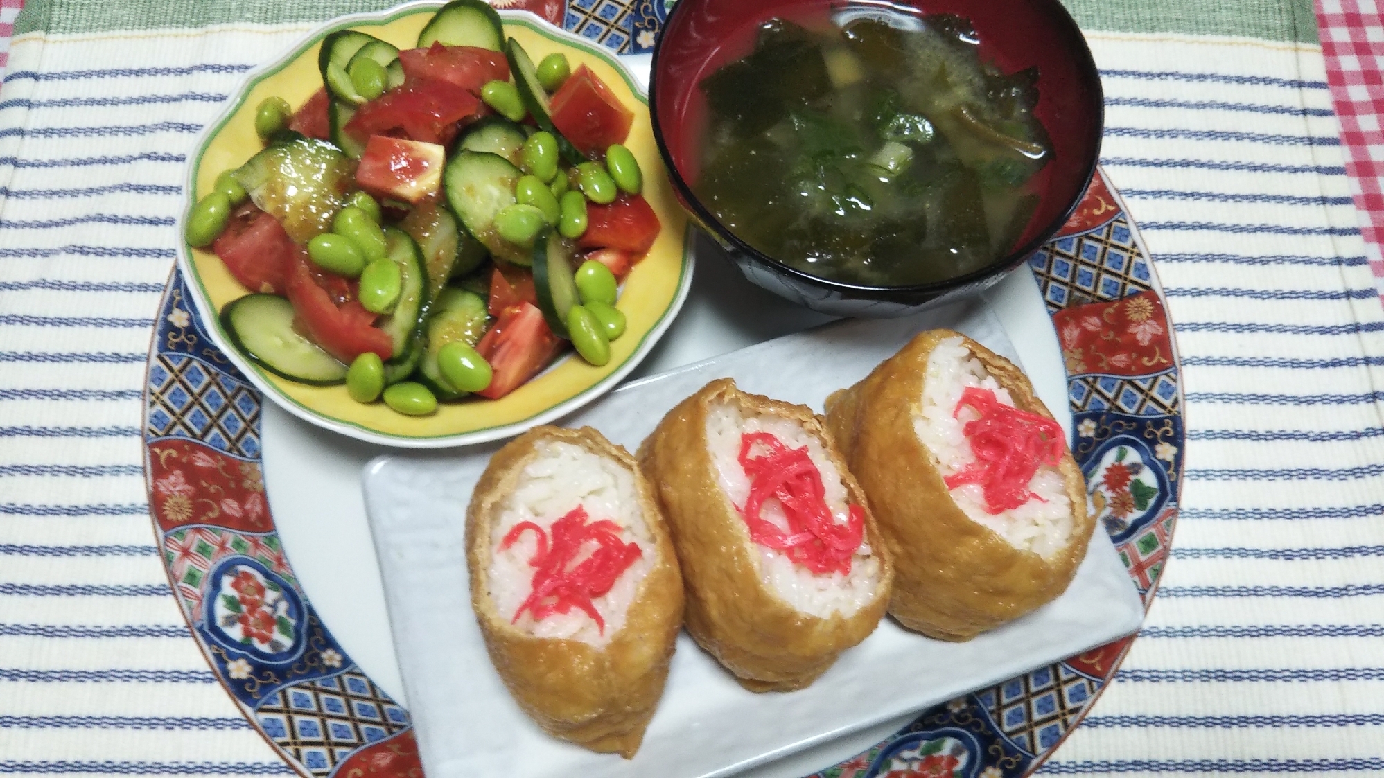 稲荷寿司と枝豆野菜サラダとわかめの味噌汁☆