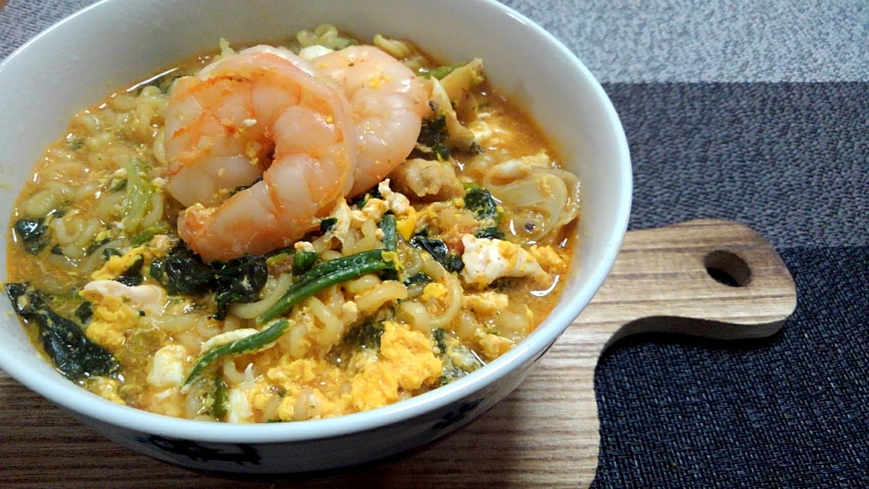 白い器に盛り付けたかきたま辛ラーメン