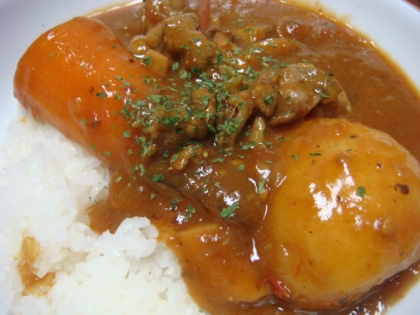 トマト缶で、トマト感たっぷりのハヤシ風カレー♪