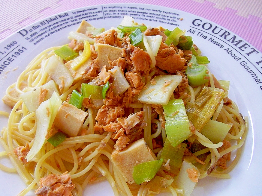 フライパン一つで簡単♪鮭缶と長ねぎの和風パスタ♪