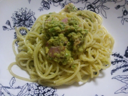 アボカドが熟しきっていなくて苦戦しましたが…＾＾；クリーミーで美味しいひんやりパスタが出来ました♪