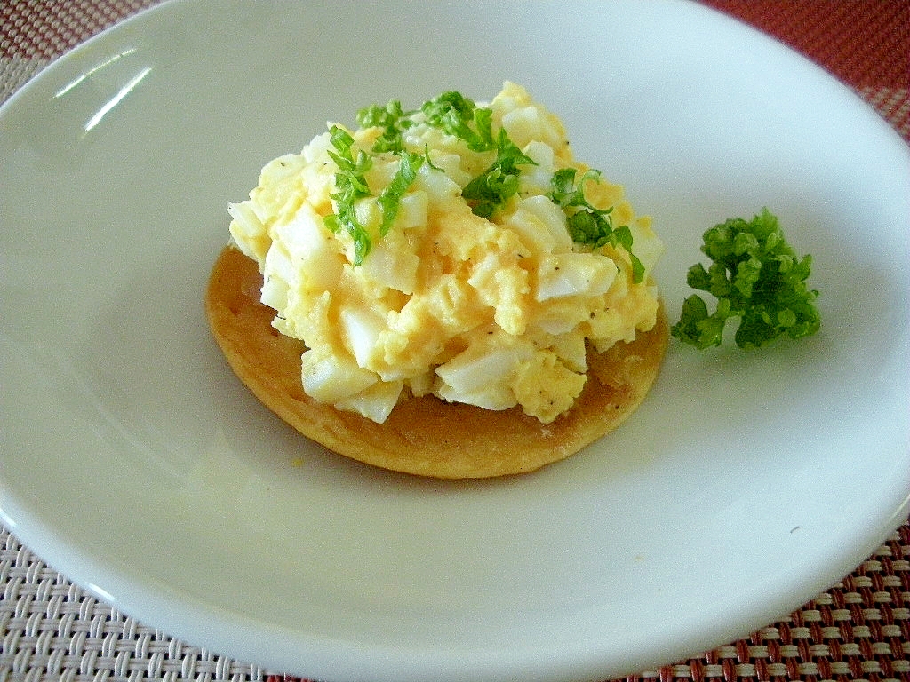 ゆで卵の大豆粉パンケーキカナッペ♪