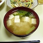 簡単に美味しいお味噌汁を作ることができました。小松菜を入れると味が引き締まりますね。
お体をお大事に。
（ ＾－＾ ）