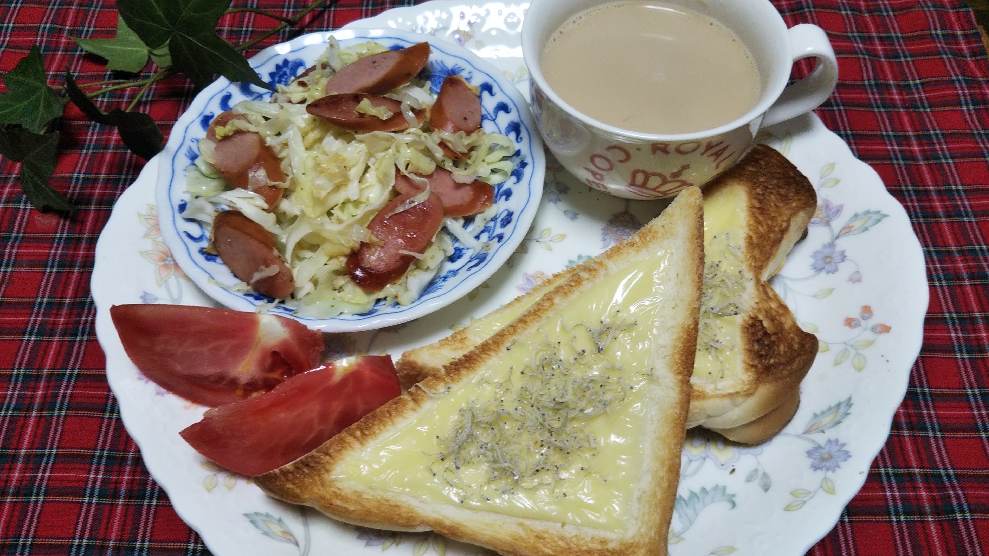 チーズしらすトーストとウインナーきゃべつ炒めの朝食