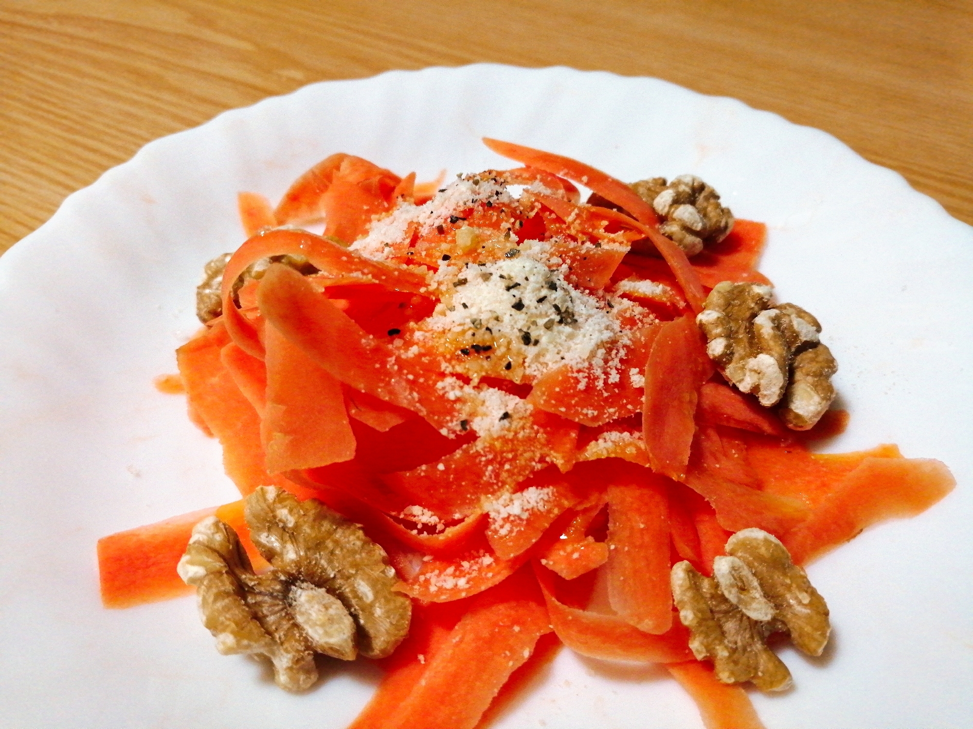 ピーラーで 人参とくるみと粉チーズのサラダ レシピ 作り方 By はじゃじゃ 楽天レシピ