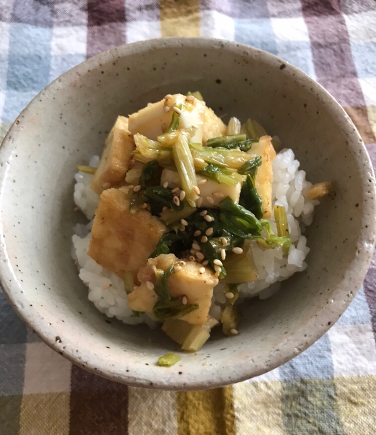 厚揚げとセロリの葉のめんつゆ生姜炒め丼