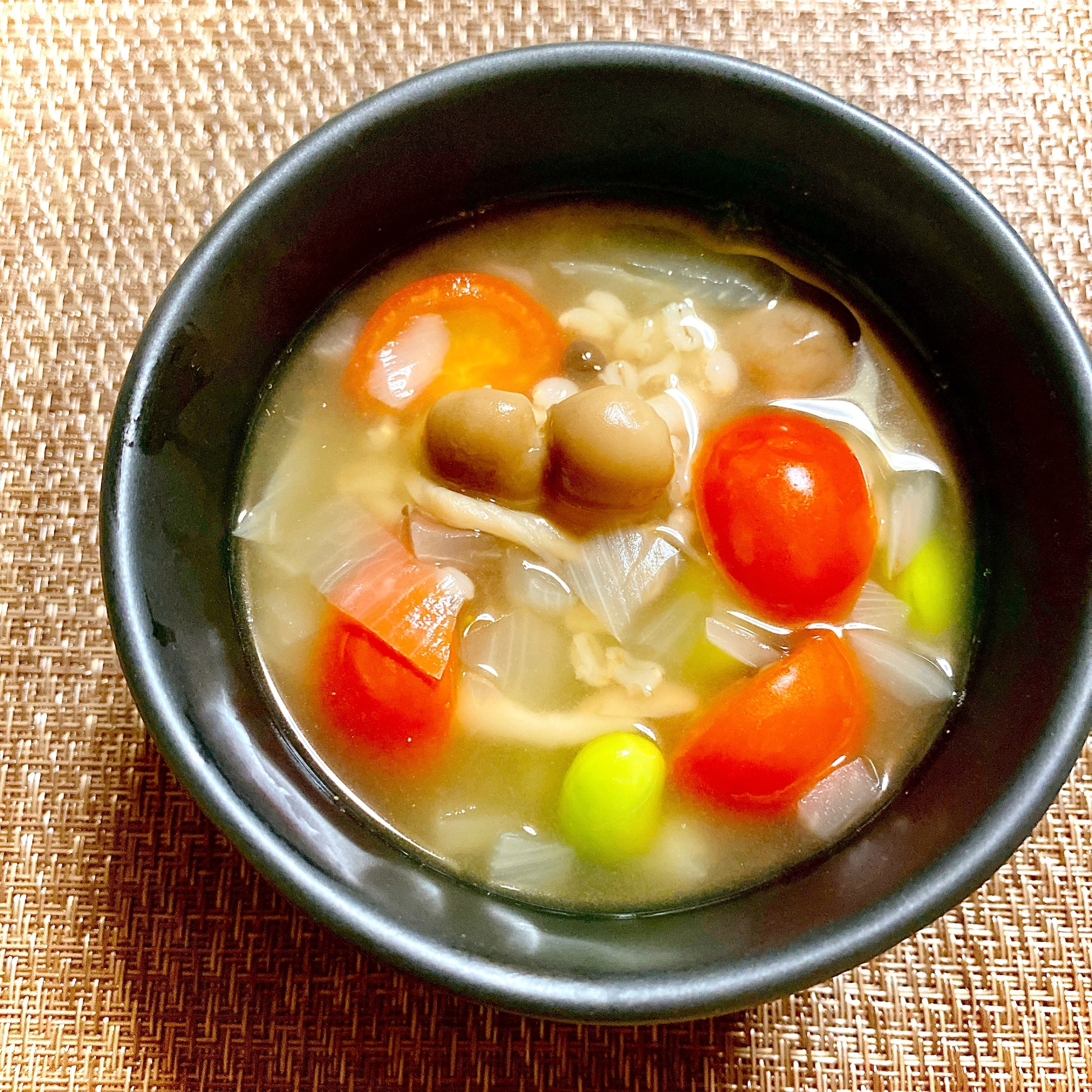 プチプチ食感♪トマトと枝豆のもち麦スープ