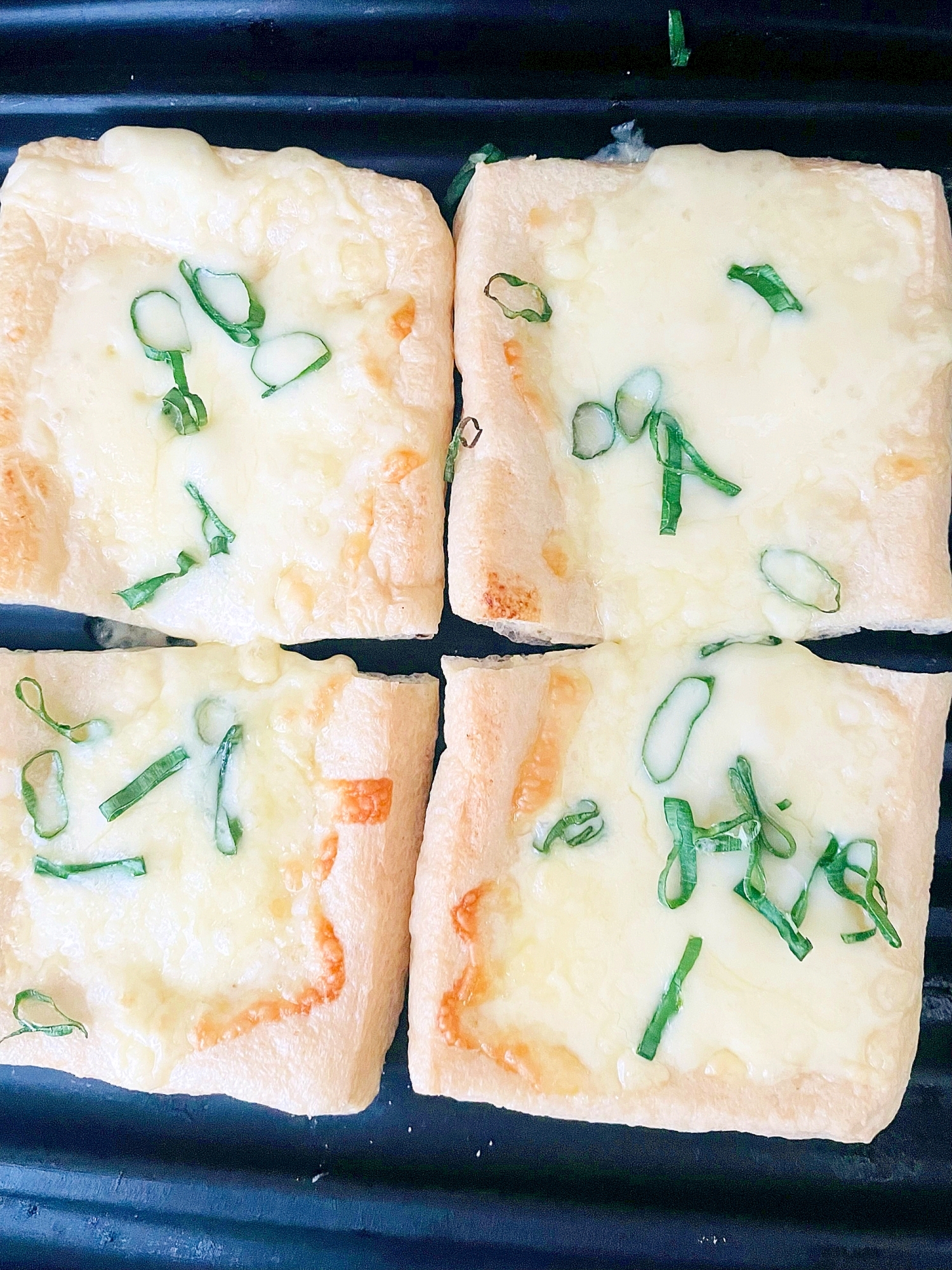 ネギとチーズの油揚げピザ